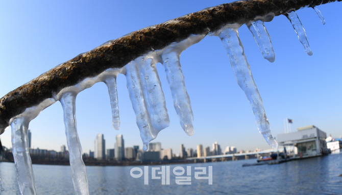 [포토]'매서운 한파에 고드름이 주렁주렁'