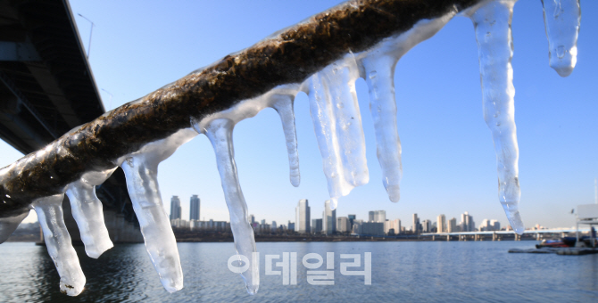 [포토]'매서운 한파에 도심에 고드름이 주렁주렁'