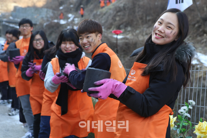 [포토]한화생명, ‘한화해피프렌즈 청소년봉사단’ 100만번째 연탄배달