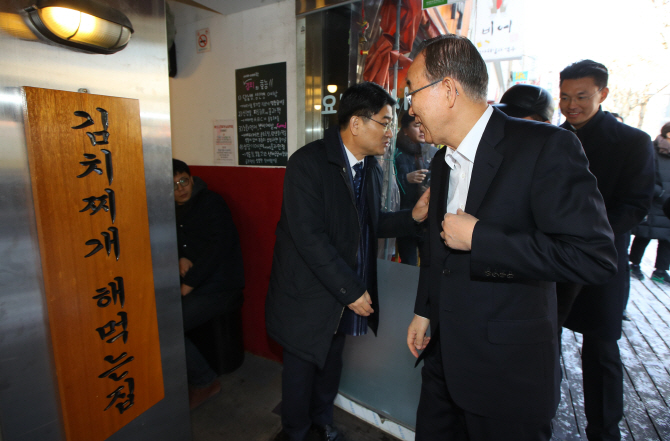 [포토] 반기문, 김치찌개집에서 청년들과 대화