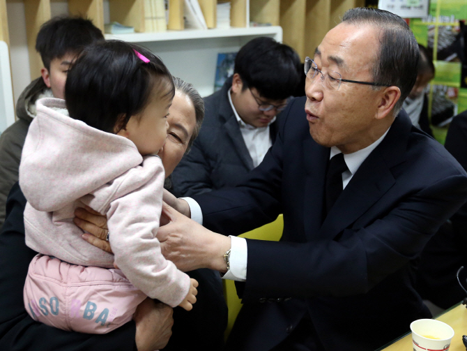 [포토] 아이 안아 주는 반기문 전 총장