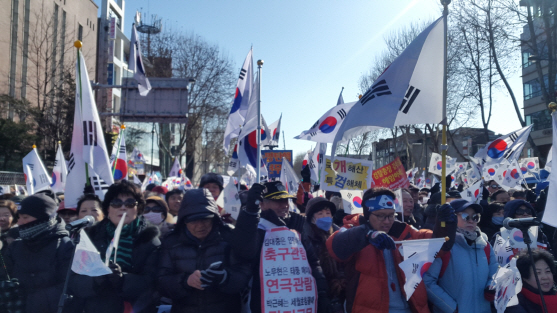 "종북 세력이 조작"…박사모 등 보수단체, 9차 '탄핵무효' 맞불집회