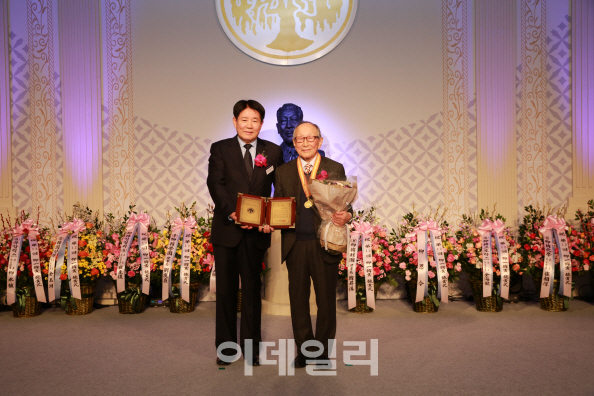 '제12회 유일한상 수상' 김형석 교수 "내 영광보다 사회위한 일 참여해야"