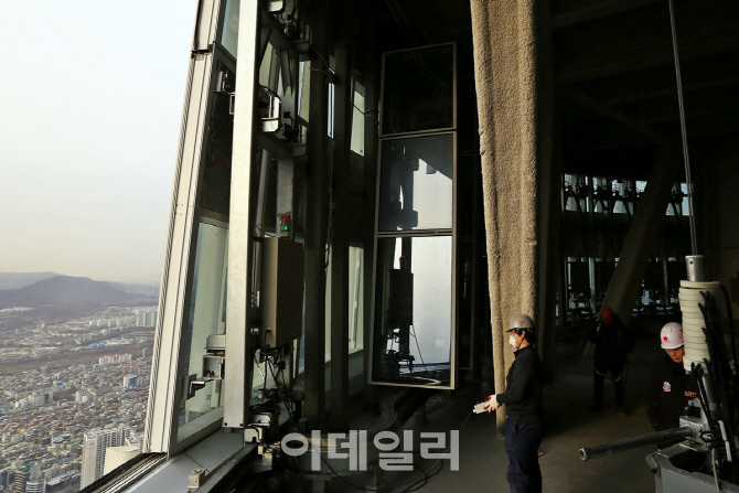 [포토] 초고층건물 유리딱기-롯데월드타워