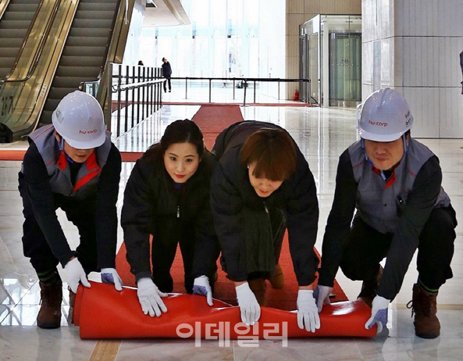 [포토] 롯데월드타워 새해맞아 클린데이
