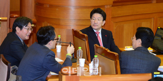 [포토]탄핵심판 7차 변론기일, 법사위 소속 의원들과 대화를 나누는 권성동 위원장