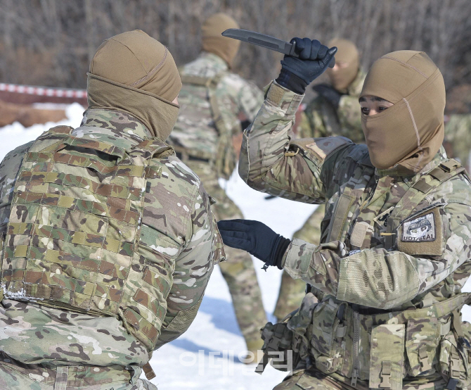 [포토]설원에서 근접전투전술 '무사트' 연마하는 UDT/SEAL