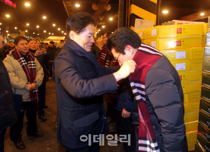 [포토] 김병원 농협 회장, 따뜻한 목도리 격려