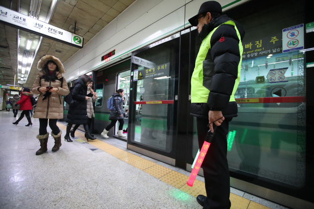 '잠실새내역 사고' 열차 내구연한 25년 넘어…서울시 "정부지원 필요"