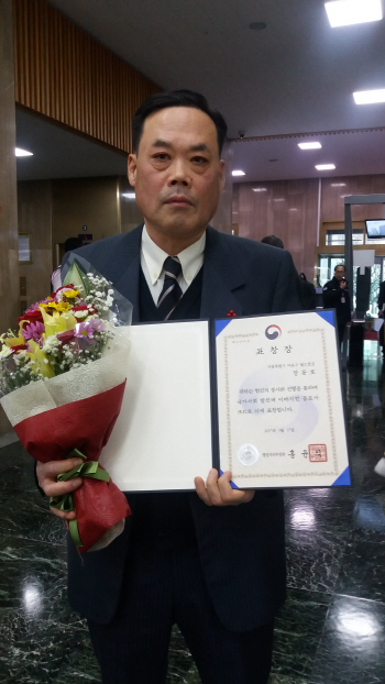 '빗자루통장' 마포구민 장동호씨, '국민추천포상' 장관상 수상