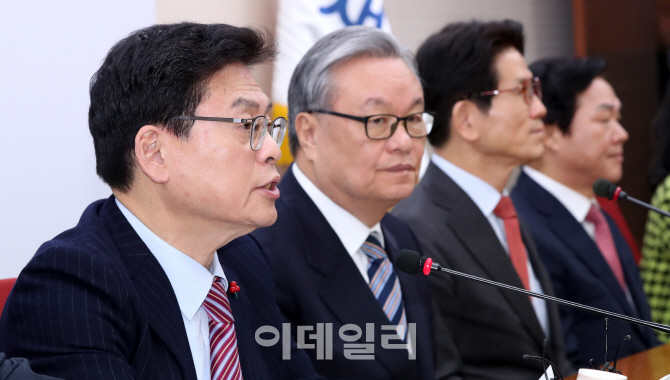 [포토]정우택, "사드배치 반대 문재인, 대선후보 자격 없어"