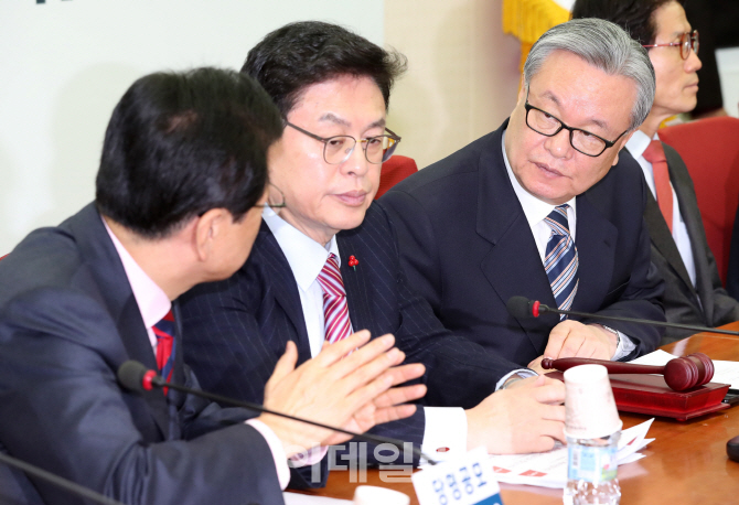 [포토]비대위에서 이야기 나누는 새누리당 지도부