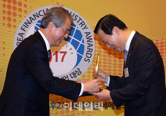 [포토]2017 이데일리 대한민국 금융산업대상, '수상하는 김도진 IBK기업은행장'