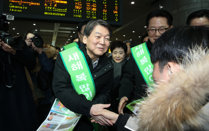 안철수 "문재인 토론회 불참..제2의 박근혜 될 뿐"