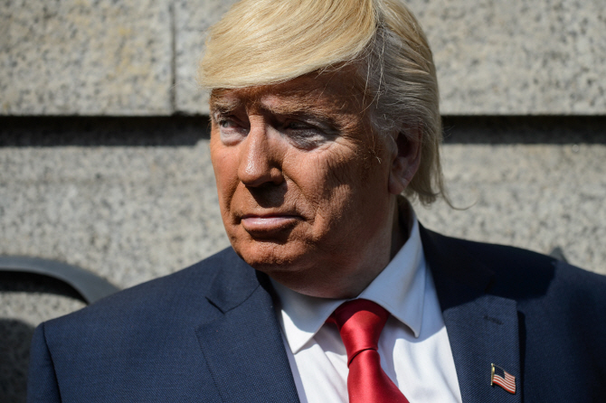  못마땅한 표정의 트럼프 美대통령?                                                                                                                                                                 