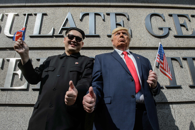  그럴듯한 두 사람                                                                                                                                                                                 