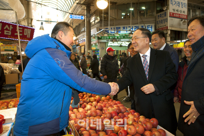 [포토]홍남기 미래부 제1차관, 설맞이 전통시장 방문-6