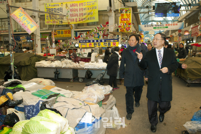 [포토]홍남기 미래부 제1차관, 설맞이 전통시장 방문-4