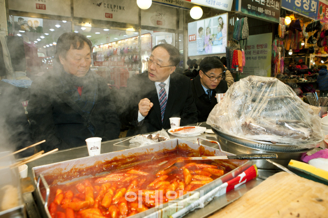 [포토]홍남기 미래부 제1차관, 설맞이 전통시장 방문-8