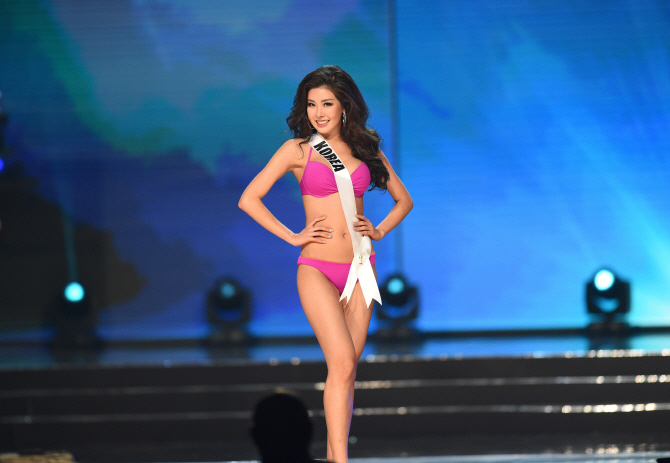  미스 유니버스 한국 대표 유제니의 비키니 포즈                                                                                                                                                     