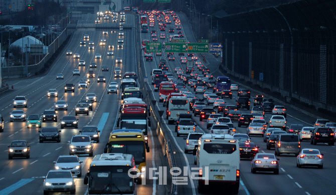 [포토]거북이 걸음하는 귀경행렬