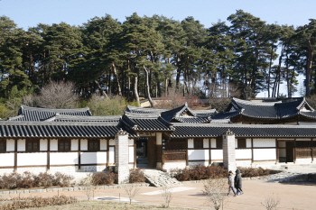  날선 겨울 바다와 한옥 온기 품은 '강원도 강릉'