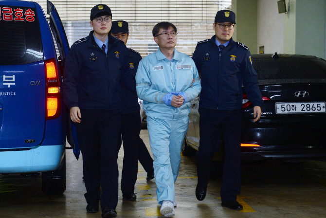 정관주 전 문체부 차관 '설 연휴에도 소환'