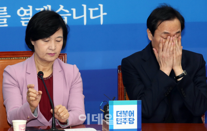 [포토]우상호 원내대표, '피곤하네'