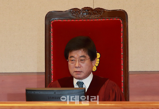 [포토]탄핵심판 10차 변론 시작 기다리는 서기석 헌법재판관