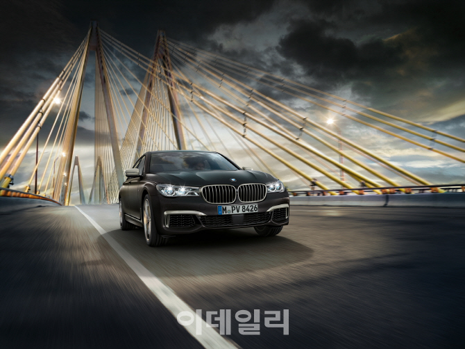 BMW, 리모콘 주차 가능한 2017년형 뉴 7시리즈 출시