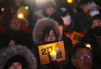 "봄의 정원으로 오라"…입춘에 '100일' 맞은 촛불