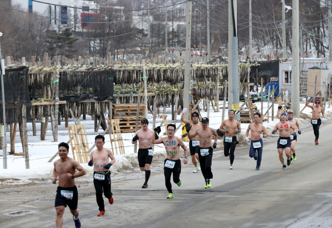 [포토] 황태덕장 주변 달리는 알몸의 마라토너들