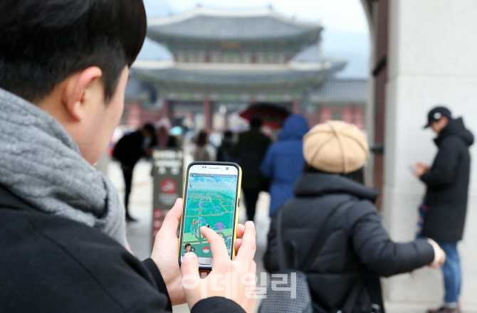 [포토]고궁까지 파고든 세계적 열풍 '포켓몬고'