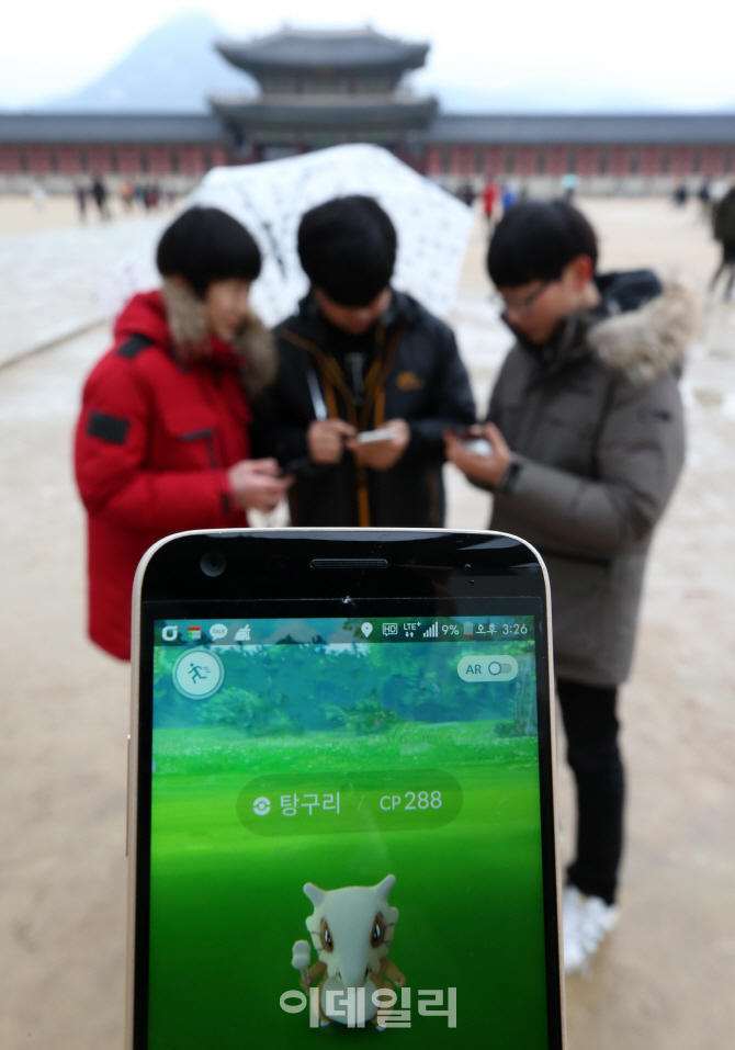 [포토]'비가 와도 식지 않는 포켓몬 고 열풍'