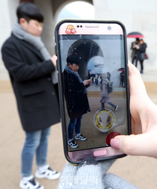 [포토]'비가 와도 식지 않는 '포켓몬 고' 열기