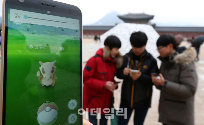 [포토]경복궁에서 즐기는 '포켓몬 고'