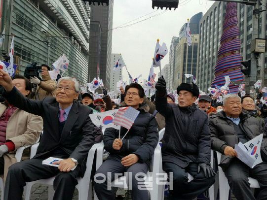 김문수, ‘태극기집회’ 비판에 “감동적인 애국적 집회” 반박
