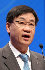 AIIB, 홍기택 전 부총재에 계약해지 통보