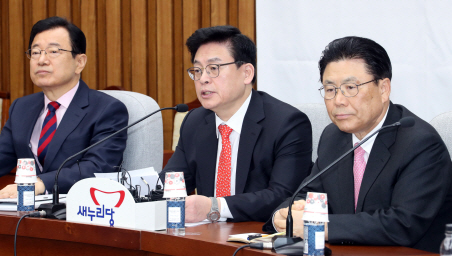 정우택 "전인범 장군 영입, 문재인 안보관 가리기 위한 것"