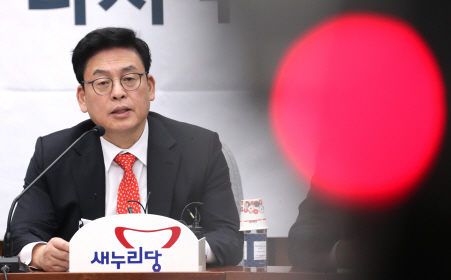 정우택 "朴대통령 탈당원칙 전달"..靑 "시점 맡겨달라"