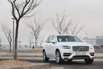 볼보 올 뉴 XC90 T8 인스크립션 시승기 - 브랜드의 과거, 현재를 품고 미래를 보다
