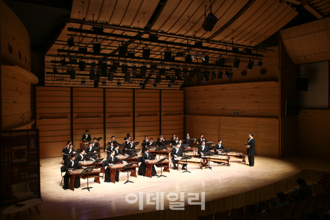 국악기 미세한 떨림 느껴요…국립국악원 우면당 재개관