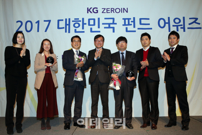 [포토]KG 제로인 2017 대한민국 펀드어워즈, ' 최우수 퇴직연금운용사 부문 특별상 신영자산운용&a...
