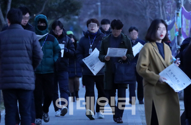 대기업 10곳 중 8곳…'고액연봉자 더주고, 저임금 근로자는 외면'