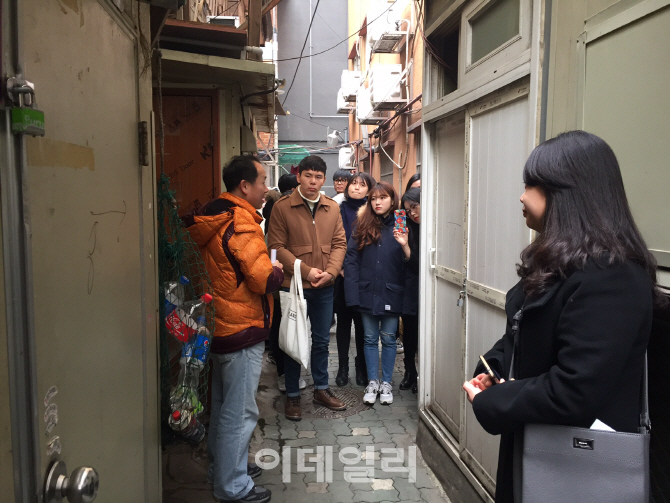 [포토]종로구 신규직원, '돈의동 쪽방촌' 행정현장 탐방