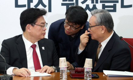 정우택 "野 탄핵 인용 주장은 협박·공갈"