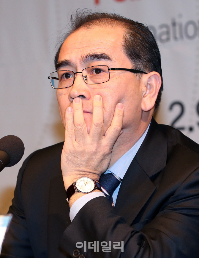 [포토]생각에 잠긴 태영호 전 주영 북한대사관 공사