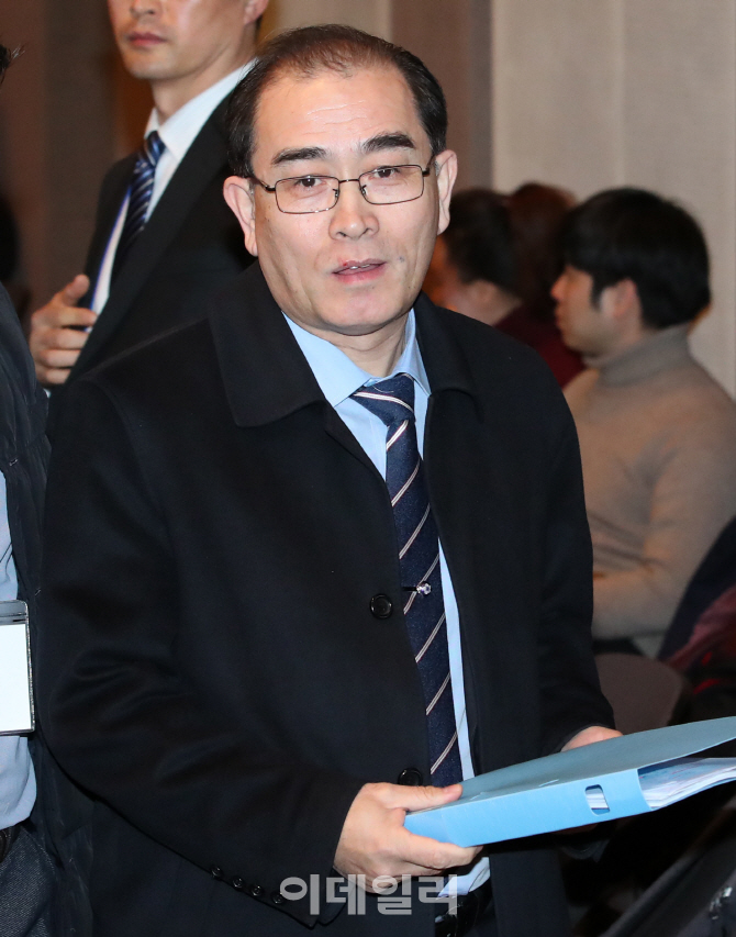 [포토]서류파일 들고 나타난 태영호 전 주영 북한대사관 공사