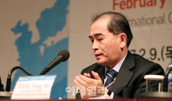 [포토]박수치는 태영호 공사