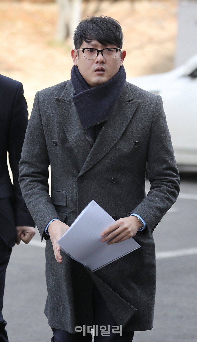 "홍시를 먹으니 홍시 맛이 나는듯 더블루K는 崔가 지배"